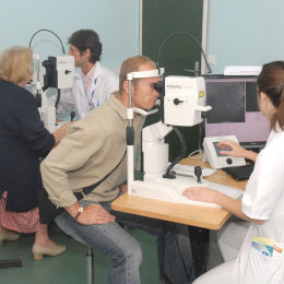  Salle d'examens d'imagerie en consultation d'ophtalmologie
